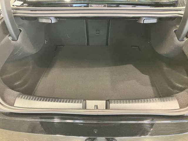 広々としたトランクスペースで、大きな荷物も楽々と載せることが可能です。