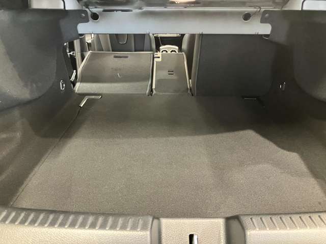 トランクスルー分割可倒式シート付です