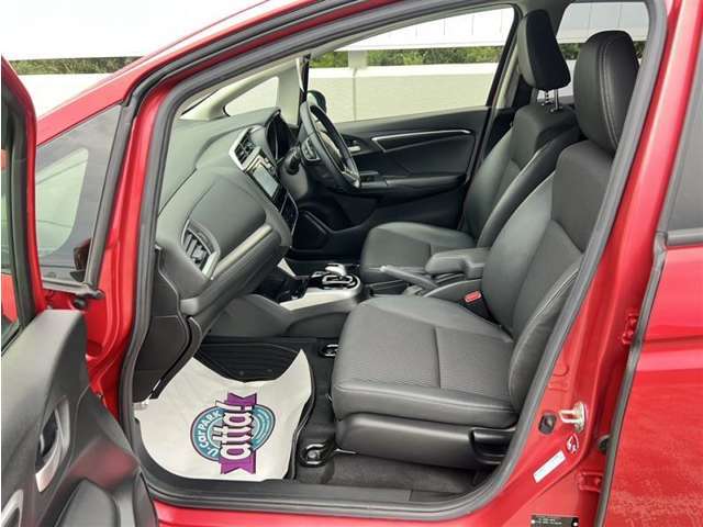 高いホールド性で運転姿勢が安定します。長距離ドライブでも疲れにくいのが魅力です。快適なドライビングライフをお送りください♪