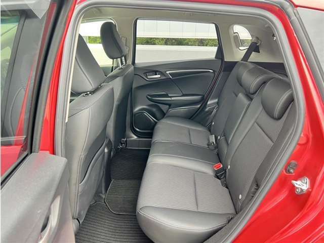 ゆとりある広々とした車内空間は、ドライブを始め買い物やレジャーなど、幅広く活躍します。一人でもみんなとでもお出かけを楽しみましょう！