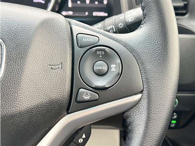 アダプティブクルーズコントロール機能付きです。走行中に先行車の様子を検知しながら、設定した車速の範囲内で先行車との距離のキープを支援します。詳細は販売店スタッフまでおたずねください。