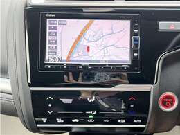 純正ナビを装備。タッチパネル式で使いやすく、お出かけもラクラクです。