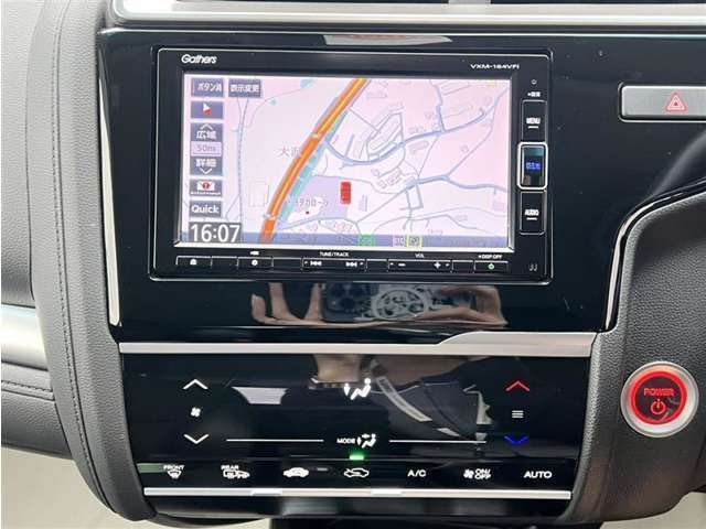 純正ナビを装備。タッチパネル式で使いやすく、お出かけもラクラクです。