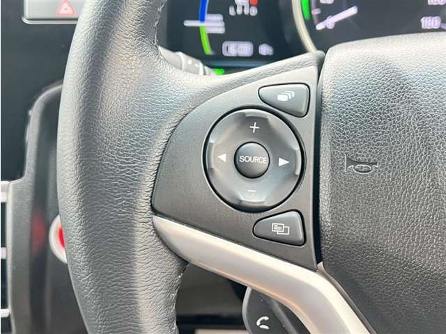 ステアリングヒーター付き。寒い日のドライブも、手のひらから温めてくれます。