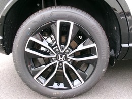 純正アルミホイールです。車にぴったりなデザインで、足元がおしゃれに♪また、スチールホイールに比べ軽いので、車の燃費も良くなりますよ！