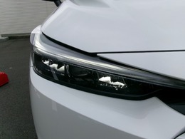 明るいLEDヘッドライトが、夜間のドライブをサポートします。