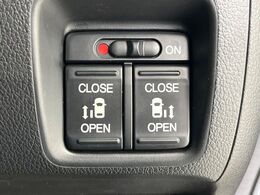 【両側パワースライドドア】スマートキーや運転席のスイッチで後席両側スライドドアの開閉が可能♪電動だから力を入れてドアを開ける必要が無く、小さなお子様でも簡単に開け閉めでき快適です♪