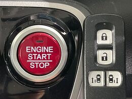 【Hondaスマートキー】カバンやポケットに入れたままでもドアの施錠・解錠が可能なスマートキーを装備。エンジンのオン・オフ時もカギを取り出す必要が無いからとっても便利です♪