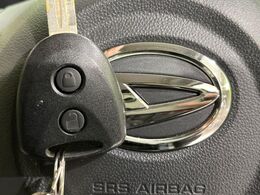 【キーレス】少し離れた場所からでもボタン一つでドアの開錠・施錠ができるのでとっても便利！ドアの鍵穴周りに傷をつけることもありません♪