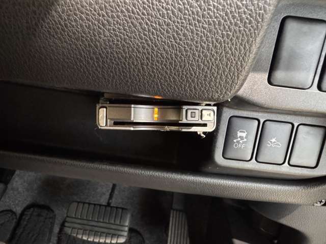 【ETC】今では必需品のETCも付いております。高速道路での出入りもスムーズ。渋滞緩和にもなりエコにも繋がります。