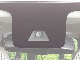 【インテリジェントエマージェンシーブレーキ】フロントカメラで前方の車両や歩行者を検知。衝突しそうな時は衝突被害軽減ブレーキが作動、衝突回避をサポート。より安全にドライブをお楽しみいただけます。