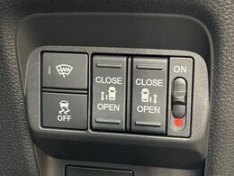 【両側パワースライドドア】スマートキーや運転席のスイッチで後席両側スライドドアの開閉が可能♪電動だから力を入れてドアを開ける必要が無く、小さなお子様でも簡単に開け閉めでき快適です♪