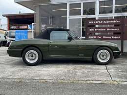 2ドア、オープン、2人乗りです。