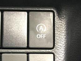 【アイドリングストップ】赤信号や渋滞で停車した際にエンジンを停止し、無駄な燃料の消費を抑えます。燃費向上や環境保護につなげる機能♪エンジンはブレーキを離せば再始動します。