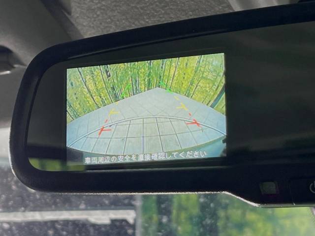 【バックカメラ】駐車時に後方がリアルタイム映像で確認できます。大型商業施設や立体駐車場での駐車時や、夜間のバック時に大活躍！運転スキルに関わらず、今や必須となった装備のひとつです！