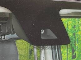 【三菱e-Assist】走行中に前方の車両等を認識し、衝突しそうな時は警報とブレーキで衝突回避と被害軽減をアシスト。より安全にドライブをお楽しみいただけます。