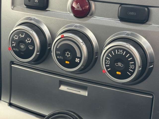 【オートエアコン】一度お好みの温度に設定すれば、車内の温度を検知し風量や温度を自動で調整。暑い…寒い…と何度もスイッチ操作をする必要はありません。快適な車内空間には必須の機能ですね♪