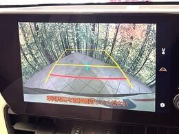 【バックカメラ】駐車時に後方がリアルタイム映像で確認できます。大型商業施設や立体駐車場での駐車時や、夜間のバック時に大活躍！運転スキルに関わらず、今や必須となった装備のひとつです！