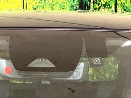 【トヨタセーフティセンス】走行中に前方の車両等を認識し、衝突しそうな時は警報とブレーキで衝突回避と被害軽減をアシスト。より安全にドライブをお楽しみいただけます。