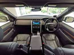 ランドローバー社の伝統の垂直にデザインされた内装は車が悪路で傾いているかぱっと見でも確認できる為の垂直にデザインされた内装になります。イギリス車ならではの落ち着いた雰囲気も好評です。
