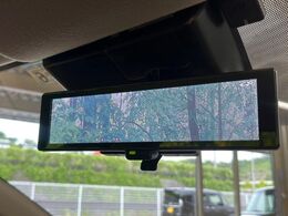 【インテリジェントルームミラー】後席の大きな荷物や同乗者で後方が確認しづらい時でも安心！カメラが撮影した車両後方の映像をルームミラー内に表示。クリアな視界で状況の確認が可能です！