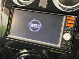 【純正ナビ】人気の純正ナビを装備しております。ナビの使いやすさはもちろん、オーディオ機能も充実！キャンプや旅行はもちろん、通勤や買い物など普段のドライブも楽しくなるはず♪