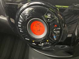 【オートエアコン】一度お好みの温度に設定すれば、車内の温度を検知し風量や温度を自動で調整。暑い…寒い…と何度もスイッチ操作をする必要はありません。快適な車内空間には必須の機能ですね♪