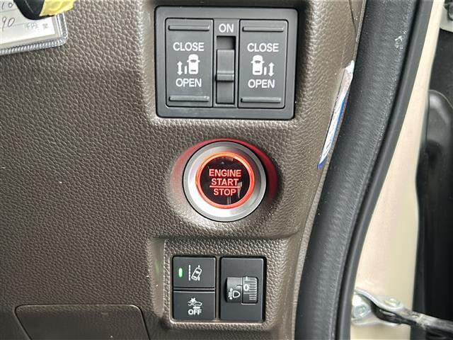 気になる車はすぐにお問い合わせください！画面右側の0066から始まる無料ダイヤルからお問い合わせ下さい！専門スタッフがお車のご質問にお答えいたします！