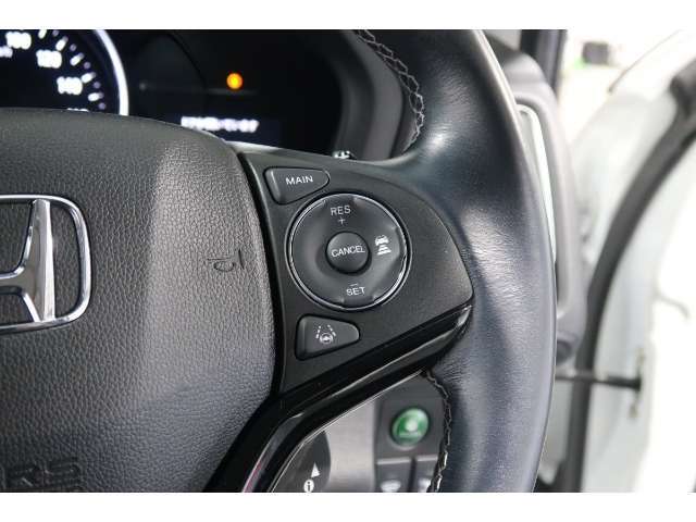 Hondaセンシングの機能のひとつ、アダプティブクルーズコントロール付！アクセルから足を離しても設定したスピードと前車との車間を保ち走行してくれます！車線維持もアシスト☆高速道路で疲労軽減ですね☆
