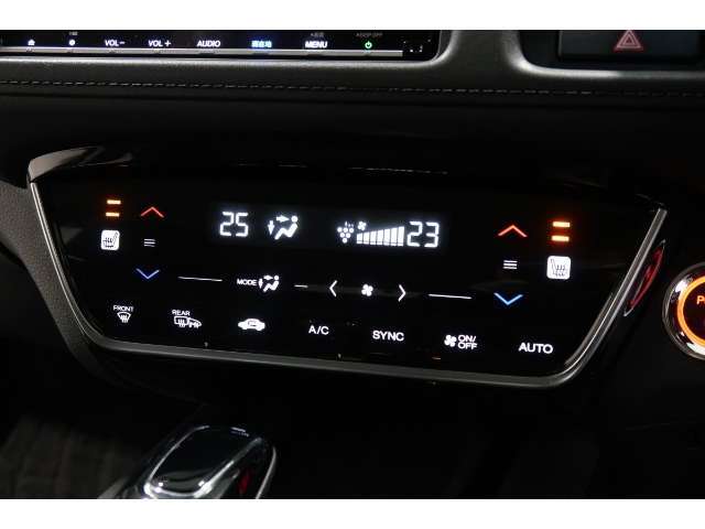 オートエアコンは左右席で独立温度コントロールが可能です。シートヒーター付きで、冷えた車内でもスイッチを押せば数秒で座面と背もたれがあたたかくなります。