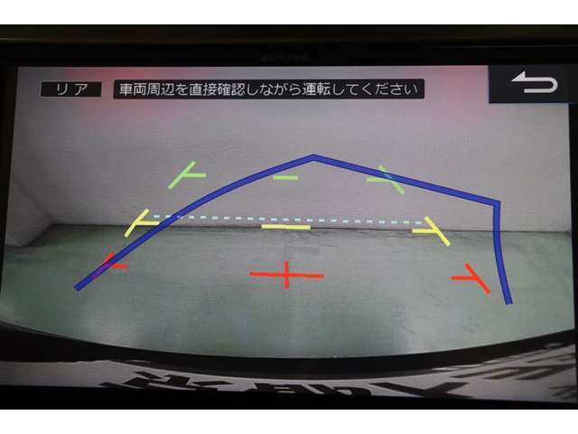 ハンドル操作に連動してガイドラインが変化するバックカメラ搭載です。クルマは構造上たくさんの死角がありますので、とても便利な機能ですね。あくまで補助の為の装備ですのでバックは目視での確認が大事ですよ！