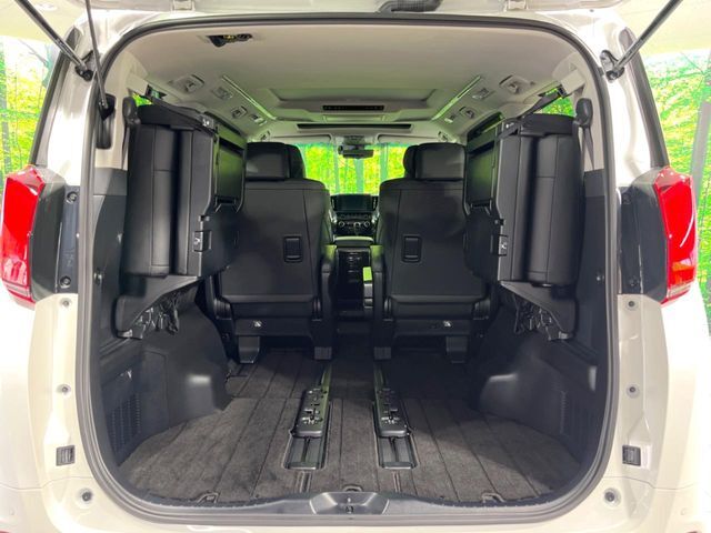 普段のお買い物や通勤、送迎等に十分な荷室スペースを確保しております。セカンドシートを跳ね上げると、大きな荷物の積載も可能です♪