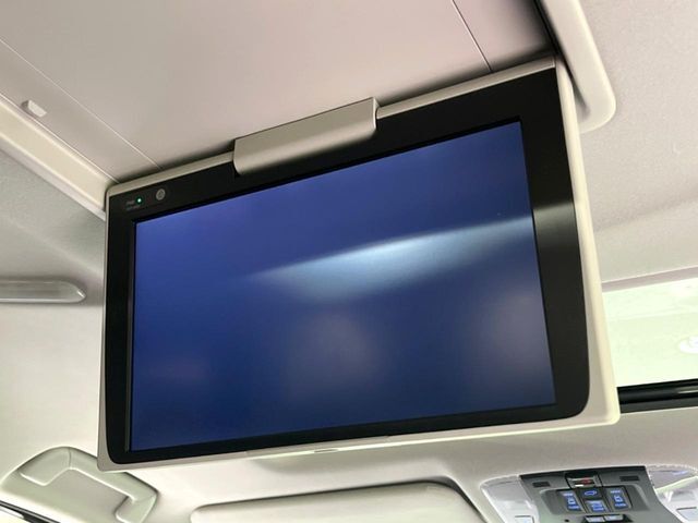 【フリップダウンモニター】大画面モニターで後席でもエンタメをお楽しみいただけます。小さなお子様にも大人気の装備です♪