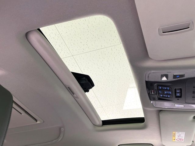 【サンルーフ】開放感たっぷりの希少装備、サンルーフが装着されています！車内に明かりを取り入れたり景色を楽しむ以外にも、車内の空気も簡単に換気できて快適です！