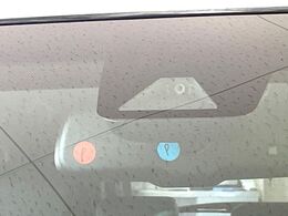 【プリクラッシュセーフティ】前方の車両等を検知し、衝突しそうな時は警報で注意を促し、ブレーキを踏む力をサポート。ブレーキを踏めなかった場合は衝突被害軽減ブレーキが作動、衝突回避をサポートします。