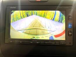 【バックカメラ】駐車時に後方がリアルタイム映像で確認できます。大型商業施設や立体駐車場での駐車時や、夜間のバック時に大活躍！運転スキルに関わらず、今や必須となった装備のひとつです！