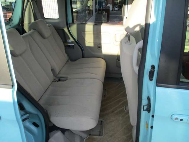 リアシートも足元広々♪大人もゆったりと座れます。車内は徹底クリーニング済み！