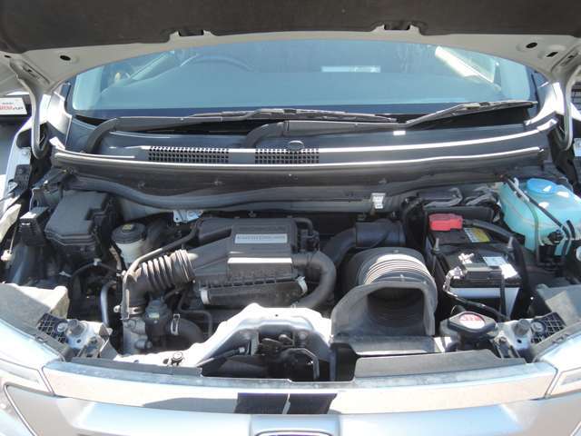 車の心臓とも呼べるエンジンルーム！自社工場にてしっかりとメンテナンスをし、安全・安心な状態でお渡し致します。