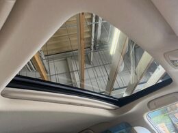 【サンルーフ】開放感たっぷりの希少装備、サンルーフが装着されています！車内に明かりを取り入れたり景色を楽しむ以外にも、車内の空気も簡単に換気できて快適です！