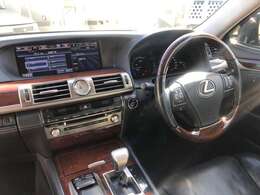 きれいな内装で、本物の高級感を感じさせてくれます。5000ccV型8気筒+高出力モーターによるハイブリッドで、驚くほどの加速を実現します。4WDでどんな路面状況でも安心感が得られます。