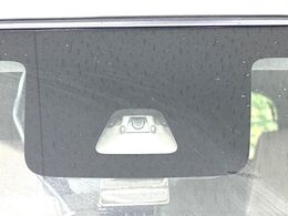 【スマートアシスト】走行中に前方の車両等を認識し、衝突しそうな時は警報とブレーキで衝突回避と被害軽減をアシスト。より安全にドライブをお楽しみいただけます。