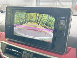 【バックカメラ】駐車時に後方がリアルタイム映像で確認できます。大型商業施設や立体駐車場での駐車時や、夜間のバック時に大活躍！運転スキルに関わらず、今や必須となった装備のひとつです！