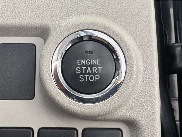エンジンスタートボタンです。キーが車内にあれば、エンジンの始動・停止はブレーキを踏んでスイッチを押すだけ！キーを取り出す手間を省き、ワンプッシュでエンジンを操作するので簡単でスムーズです。