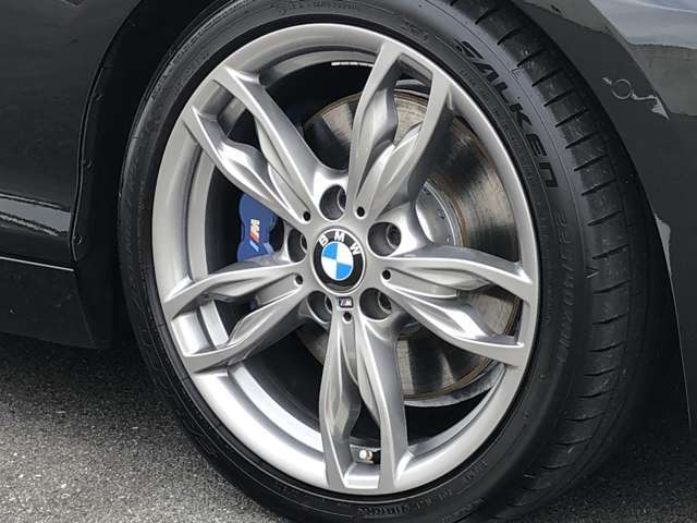 BMW純正18インチホイール。洗練されたデザインで、足元の個性を引き立てます。