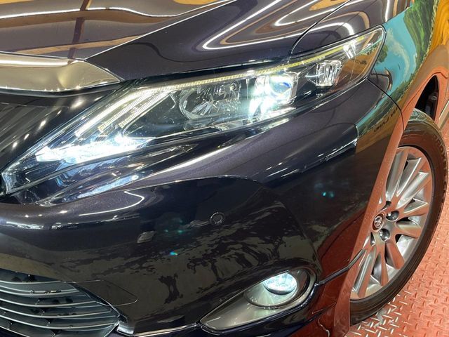 【LEDヘッドライト】悪天候や夜間走行時も良好な視界を確保し安心して運転できる高輝度LEDヘッドライトを装備！点灯速度が早く、消費電力も抑えられています。