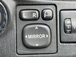 【電動格納ミラー】サイドミラーは電動格納式となっており、狭い駐車場でもキズがつくリスクを抑えられます。