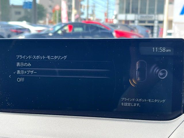 【ブラインドスポットモニタリング】走行中、ドアミラーの死角になりやすい箇所に後続車が接近するとサイドミラー付近に警告を表示、ドライバーに注意喚起をしてくれます。
