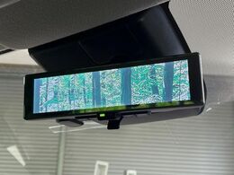 【インテリジェントルームミラー】後席の大きな荷物や同乗者で後方が確認しづらい時でも安心！カメラが撮影した車両後方の映像をルームミラー内に表示。クリアな視界で状況の確認が可能です！