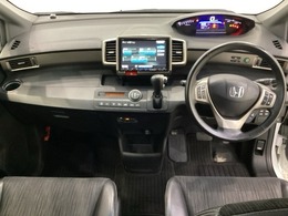 車内は光触媒抗菌消臭施工済です。インパネ周りはスタイリッシュなデザインで機能や装備も充実しています。グローブボックスやカップホルダーのほかにトレーなどたくさんの収納スペースが付いています。