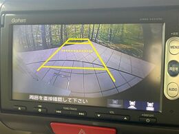 【バックカメラ】駐車時に後方がリアルタイム映像で確認できます。大型商業施設や立体駐車場での駐車時や、夜間のバック時に大活躍！運転スキルに関わらず、今や必須となった装備のひとつです！